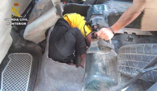 توقيف مغربي حاول تهجير مواطن من جنوب الصحراء عن طريق إخفائه في سيارته توقيف مغربي حاول تهجير مواطن من جنوب الصحراء عن طريق إخفائه في سيارته