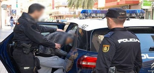اعتقال شاب مغربي إقتحم منزل شرطية إسبانية واغتصبها بالقوة اعتقال شاب مغربي إقتحم منزل شرطية إسبانية واغتصبها بالقوة