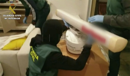 شاهدوا.. تفكيك شبكة لتهريب البشر والمخدرات وحجز قوراب وأطنان من الحشيش شاهدوا.. تفكيك شبكة لتهريب البشر والمخدرات وحجز قوراب وأطنان من الحشيش