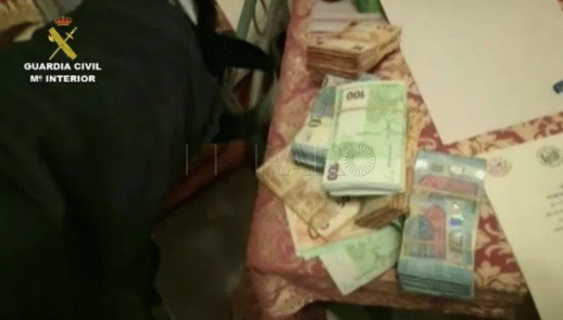 شاهدوا.. تفكيك شبكة لتهريب البشر والمخدرات وحجز قوراب وأطنان من الحشيش 