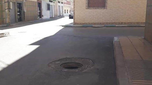 بالصور.. حفرة مشرعة وسط الشارع العام بالطريق الرئيسية بحي بويزارزان تربك حركة السير بالصور.. حفرة مشرعة وسط الشارع العام بالطريق الرئيسية بحي بويزارزان تربك حركة السير
