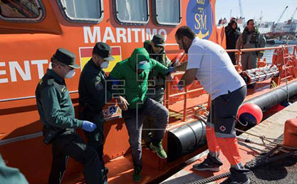 بالصور.. إنقاذ 18 مهاجرا مغربيا قرب سواحل غرناطة