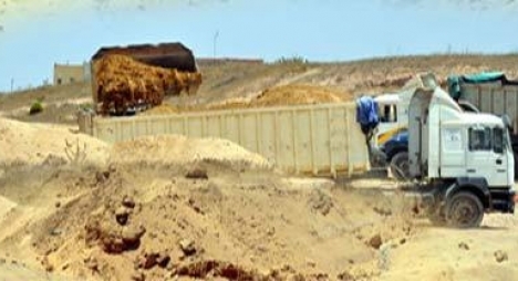 بعد أسبوع من التوقف.. عودة نهب الرمال بجماعة رأس الماء بعد أسبوع من التوقف.. عودة نهب الرمال بجماعة رأس الماء