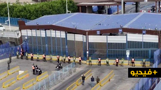 شاهدوا.. مسافرون عالقون بمليلية يحتجون من أجل السماح لهم بالدخول للناظور