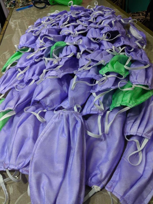 جمعية بالعروي تنتج توليفات كبيرة من الكمامات الوقائية لتوزيعها بالمجان للحد من تفشي الجائحة جمعية بالعروي تنتج توليفات كبيرة من الكمامات الوقائية لتوزيعها بالمجان للحد من تفشي الجائحة