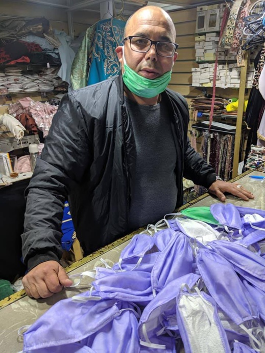 جمعية بالعروي تنتج توليفات كبيرة من الكمامات الوقائية لتوزيعها بالمجان للحد من تفشي الجائحة جمعية بالعروي تنتج توليفات كبيرة من الكمامات الوقائية لتوزيعها بالمجان للحد من تفشي الجائحة