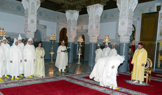 العمال والولاة يساهمون براتب شهر واحد في الصندوق الخاص بتدبير جائحة كورونا العمال والولاة يساهمون براتب شهر واحد في الصندوق الخاص بتدبير جائحة كورونا