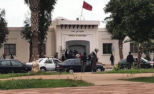 غريب.. مواطنون يجتمعون أمام باشوية بني أنصار من اجل الحصول وثيقة الخروج غريب.. مواطنون يجتمعون أمام باشوية بني أنصار من اجل الحصول وثيقة الخروج