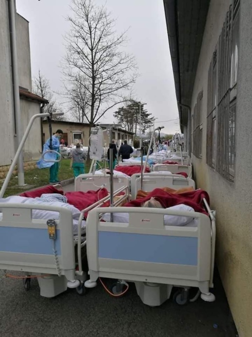 الزلزال وفيروس كورونا يتحالفان على كرواتيا.. مرضى ومصابون يقضون ليلتهم في العراء 