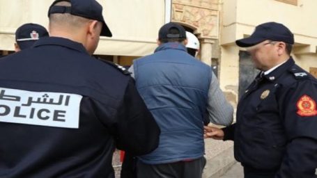 توقيف شخصين للإشتباه في تورطهما في تصنيع مواد كيميائية مضرة بالصحة العامة وترويج أدوية بدون رخصة توقيف شخصين للإشتباه في تورطهما في تصنيع مواد كيميائية مضرة بالصحة العامة وترويج أدوية بدون رخصة