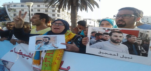 عائلة "نبيل أحمجيق" تطالب بإطلاق سراح معتقلي حراك الريف ونشطاء الرأي عائلة "نبيل أحمجيق" تطالب بإطلاق سراح معتقلي حراك الريف ونشطاء الرأي