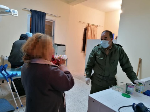 بالصور.. باشا العروي يثير إعجاب الكثيرين بموقف إنساني بعد إعداده الطعام لرضعيْ أمّ متشردة أثناء الطوارئ