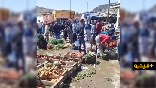 غريب.. انعقاد السوق الأسبوعي بأزغنغان في عز أزمة "كورونا" وسط تجاهل المتسوقين ولامبالاة السلطة غريب.. انعقاد السوق الأسبوعي بأزغنغان في عز أزمة "كورونا" وسط تجاهل المتسوقين ولامبالاة السلطة