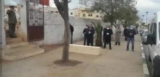 وسط إجراءات أمنية وطبية مشددة.. تشيع جثمان أول ضحايا فيروس "كورونا" بمكناس وسط إجراءات أمنية وطبية مشددة.. تشيع جثمان أول ضحايا فيروس "كورونا" بمكناس