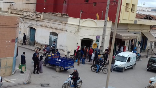 فيديو.. سلطات الأمن تشن حملة على الأسواق العشوائية بسلوان لمنع تجمع المواطنين فيديو.. سلطات الأمن تشن حملة على الأسواق العشوائية بسلوان لمنع تجمع المواطنين