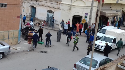 فيديو.. سلطات الأمن تشن حملة على الأسواق العشوائية بسلوان لمنع تجمع المواطنين فيديو.. سلطات الأمن تشن حملة على الأسواق العشوائية بسلوان لمنع تجمع المواطنين