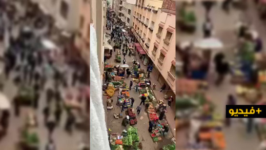 غريب.. في وقت الحظر الصحي بسبب كورونا سوق وسط حي ببني أنصار يعرف إكتظاظا مهولا غريب.. في وقت الحظر الصحي بسبب كورونا سوق وسط حي ببني أنصار يعرف إكتظاظا مهولا