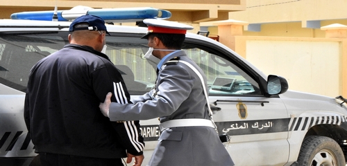 بقا فداركم.. عناصر الدرك الملكي بالدريوش تضرب بقوة وتعتقل عشرات المخالفين لحالة الطوارئ الصحية بقا فداركم.. عناصر الدرك الملكي بالدريوش تضرب بقوة وتعتقل عشرات المخالفين لحالة الطوارئ الصحية