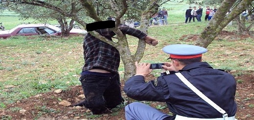 خمسيني يضع حدا لحياته شنقا وسط منزل أسرته في ظروف غامضة خمسيني يضع حدا لحياته شنقا وسط منزل أسرته في ظروف غامضة
