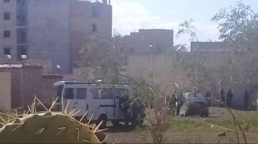 شـاهدوا بالفيديو.. الشرطة توقف مروجين للمخدرات ضمنهم مبحوث عنه في حادث اطلاق النار ببني انصار