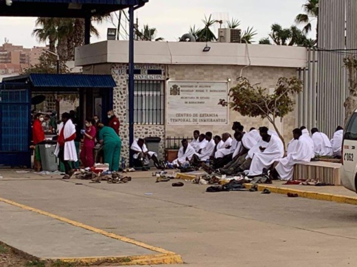 في عز أزمة كورونا.. اقتحام جماعي لـ200 مهاجرا إفريقيا لسياج مليلية وتمكُّن 50 منهم من بلوغ عقرها في عز أزمة كورونا.. اقتحام جماعي لـ200 مهاجرا إفريقيا لسياج مليلية وتمكُّن 50 منهم من بلوغ عقرها