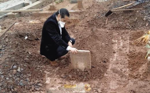 بسبب حالة الطوارئ الصحية.. الفنان الناظوري عبد العالي الرحماني يشيع جنازة والدته وحيدا في مشهد مؤثر بسبب حالة الطوارئ الصحية.. الفنان الناظوري عبد العالي الرحماني يشيع جنازة والدته وحيدا في مشهد مؤثر