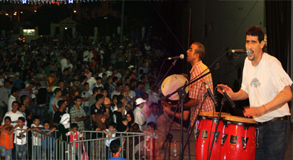 تجاوب متميز للجمهور الحسيمي مع فرقة تواسن في إطار مهرجان جولة تجاوب متميز للجمهور الحسيمي مع فرقة تواسن في إطار مهرجان جولة