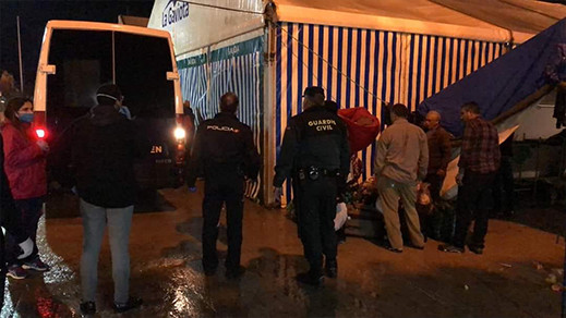 نقل المغاربة العالقين بمدينة مليلية إلى حلبة الثيران 