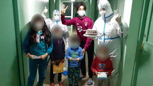 هكذا يقضي الأطفال الأربعة المصابين بفيروس "كورونا" فترات العلاج داخل الحجر الصحي بمستشفى الناظور هكذا يقضي الأطفال الأربعة المصابين بفيروس "كورونا" فترات العلاج داخل الحجر الصحي بمستشفى الناظور