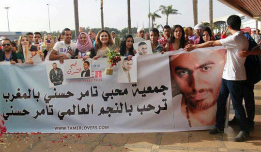تامر حسني بالمغرب والجماهير تحتشد لاستقباله فى المطار بالورود واللافتات تامر حسني بالمغرب والجماهير تحتشد لاستقباله فى المطار بالورود واللافتات