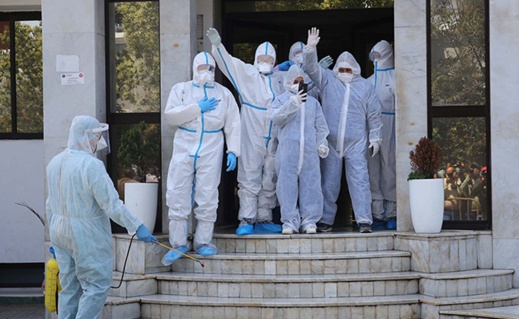 حالة شفاء ثالثة من فيروس كورونا تغادر مستشفى امزورن بالحسيمة حالة شفاء ثالثة من فيروس كورونا تغادر مستشفى امزورن بالحسيمة