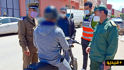 شاهدوا إحدى طرائف كورونا بالناظور.. سحب ورقة "التنقل" من شخص استعملها في توثيق معاملاته التجارية شاهدوا إحدى طرائف كورونا بالناظور.. سحب ورقة "التنقل" من شخص استعملها في توثيق معاملاته التجارية