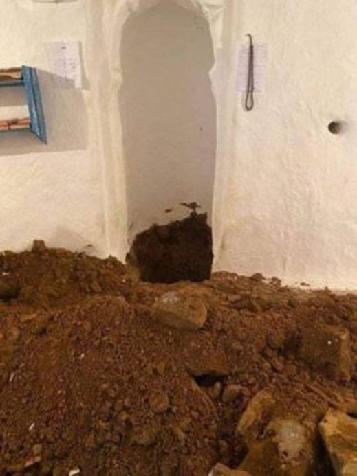 مثير وبالصور.. مجهولون يدنسون مسجدا ويخربون محرابه بحثا عن الكنوز مثير وبالصور.. مجهولون يدنسون مسجدا ويخربون محرابه بحثا عن الكنوز