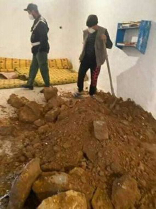 مثير وبالصور.. مجهولون يدنسون مسجدا ويخربون محرابه بحثا عن الكنوز مثير وبالصور.. مجهولون يدنسون مسجدا ويخربون محرابه بحثا عن الكنوز