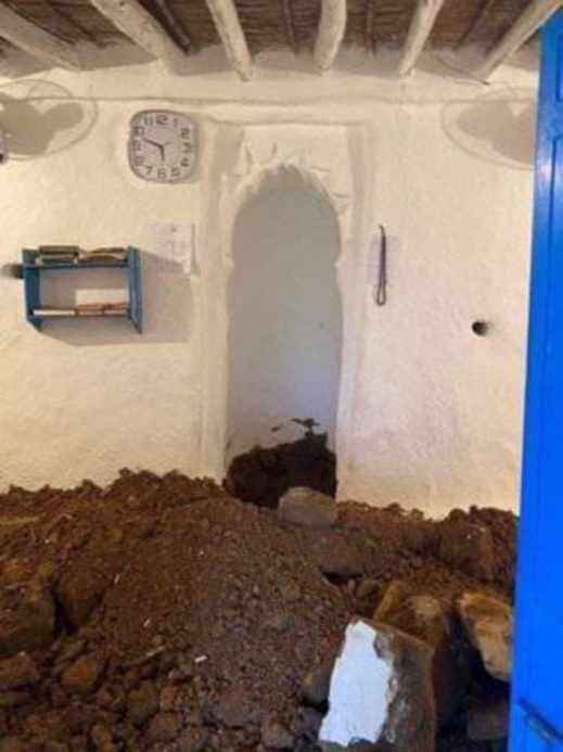 مثير وبالصور.. مجهولون يدنسون مسجدا ويخربون محرابه بحثا عن الكنوز مثير وبالصور.. مجهولون يدنسون مسجدا ويخربون محرابه بحثا عن الكنوز