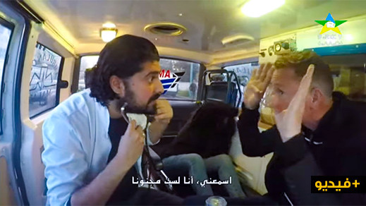  كاميرا خفية بالريفية.. بعد تقديمهم المساعدة يجدون انفسهم في سيارة اسعاف للمجانين