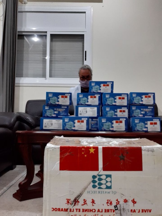 بعد دعمه للصين بفائض ميزانية جماعته بنواحي الحسيمة.. الحنودي يتوصل بدفعة من الكمامات الصينية بعد دعمه للصين بفائض ميزانية جماعته بنواحي الحسيمة.. الحنودي يتوصل بدفعة من الكمامات الصينية