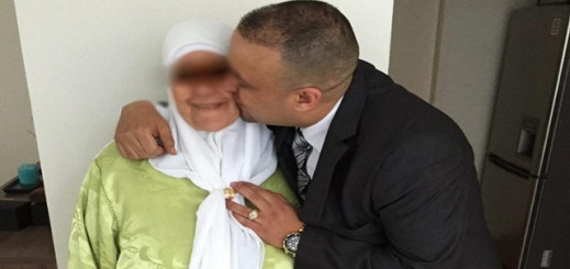 ريفي مقيم في هولندا يروي قصة صادمة بعدما فقد والديه وعمه في 9 أيام بسبب كورونا ريفي مقيم في هولندا يروي قصة صادمة بعدما فقد والديه وعمه في 9 أيام بسبب كورونا