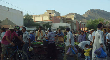 الباعة المتجولون يحتلون الشوارع الرئيسية بزايو، وباشا المدينة وأعضاء البلدية في سبات عميق الباعة المتجولون يحتلون الشوارع الرئيسية بزايو، وباشا المدينة وأعضاء البلدية في سبات عميق