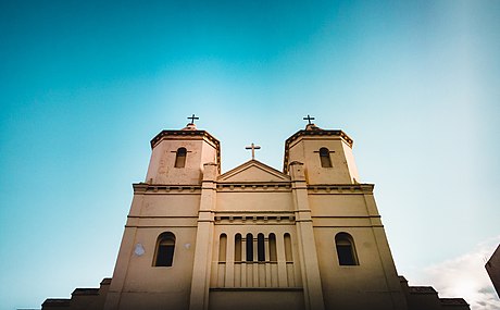 كنيسة "سانتياغو" بالناظور.. معلمة القيم الإنسانية ومنبع رسائل التعايش وحوار الأديان السماوية كنيسة "سانتياغو" بالناظور.. معلمة القيم الإنسانية ومنبع رسائل التعايش وحوار الأديان السماوية