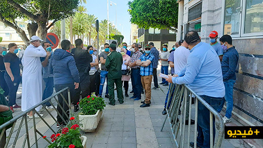 محتجون أمام القنصلية الإسبانية بالناظور يطالبون بإعادتهم إلى إسبانيا محتجون أمام القنصلية الإسبانية بالناظور يطالبون بإعادتهم إلى إسبانيا