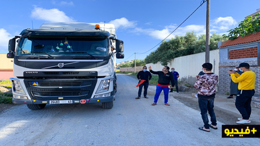 مواطنون بإعزانن يحتجون ضد استغلال شاحنات مقلع للرمال لمسلك طرقي مواطنون بإعزانن يحتجون ضد استغلال شاحنات مقلع للرمال لمسلك طرقي