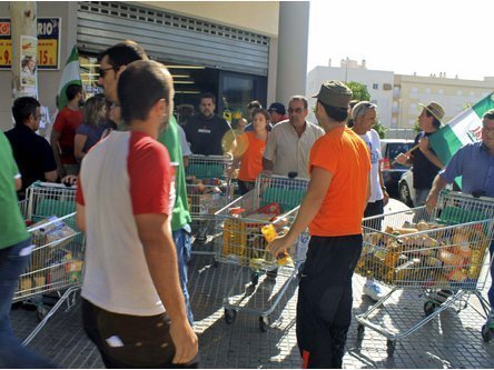 اقتحام المراكز التجارية في مواجهة الجوع بإسبانيا اقتحام المراكز التجارية في مواجهة الجوع بإسبانيا