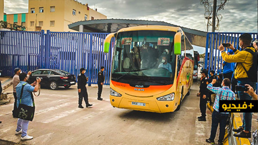 وأخيرا.. هذه لحظة خروج المغاربة العالقين في مليلية المحتلة وأخيرا.. هذه لحظة خروج المغاربة العالقين في مليلية المحتلة