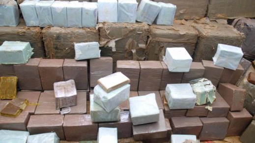 شاهدوا.. حجز أكثر من 6 أطنان من الحشيش على متن شاحنة للنقل الدولي شاهدوا.. حجز أكثر من 6 أطنان من الحشيش على متن شاحنة للنقل الدولي