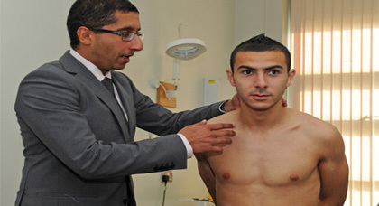 أسامة السعيدي يجتاز الفحص الطبي ويوقع عقدا رسميا لانتقاله لصفوف نادي ليفربول أسامة السعيدي يجتاز الفحص الطبي ويوقع عقدا رسميا لانتقاله لصفوف نادي ليفربول