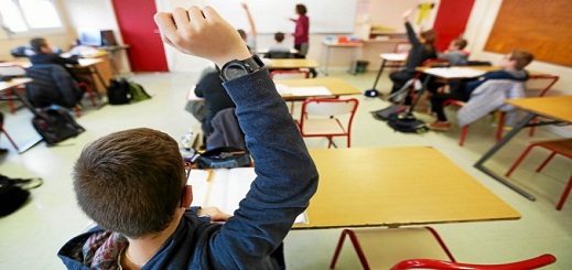 تلاميذ المؤسسات الإعدادية بفرنسا يعودون الى مقاعد الدراسة اليوم الإثنين