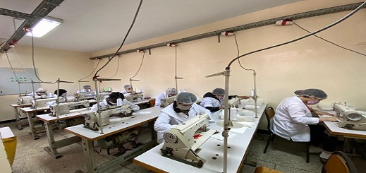 سجناء بعدة مدن مغربية ينتجون 20 ألف كمامة سجناء بعدة مدن مغربية ينتجون 20 ألف كمامة