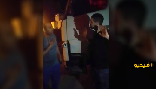 مواطنون بإعزانن يمنعون شاحنات الرمال الثقيلة من المرور على مسلك طرقي 