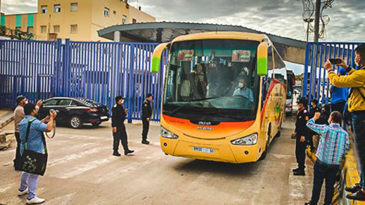 أخيرا.. 195 مغربي من المُرحّلين من مليلية سيعانقون أسرهم غدا السبت بعد التأكد من خلوهم من كورونا أخيرا.. 195 مغربي من المُرحّلين من مليلية سيعانقون أسرهم غدا السبت بعد التأكد من خلوهم من كورونا